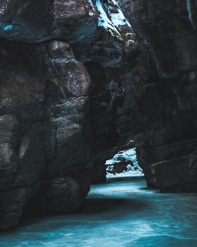水体上的洞穴